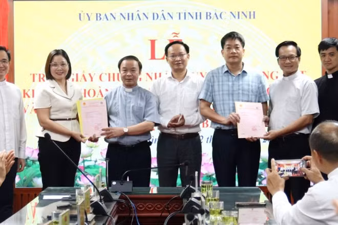 Tỉnh Bắc Ninh tổ chức trao Giấy chứng nhận quyền sử dụng đất khu đất hoàn trả Nhà thờ họ đạo Ngô Thôn.