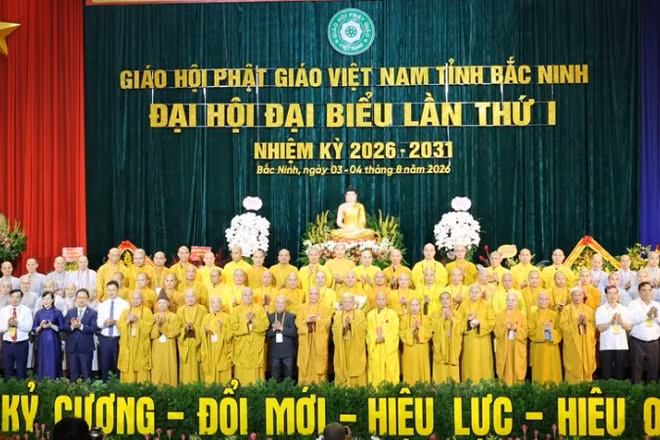 Các đại biểu chụp ảnh kỷ niệm cùng Ban Trị sự Giáo hội Phật giáo tỉnh Bắc Ninh nhiệm kỳ 2026-2031.