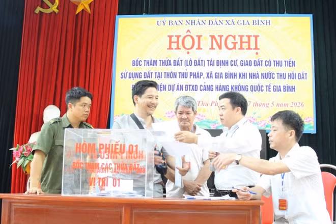 Người dân thôn Thủ Pháp phấn khởi khi nhận kết quả bốc thăm.