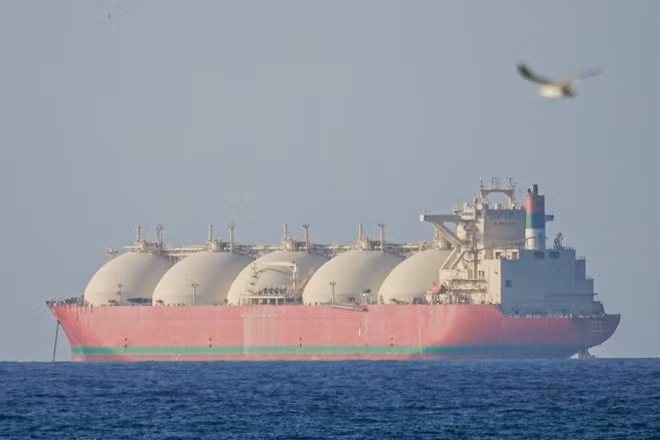 Tàu hàng di chuyển qua eo biển Hormuz sau khi thoả thuận ngừng bắn 2 tuần giữa Mỹ và Iran có hiệu lực, ngày 8/4/2026. Ảnh: Anadolu Agency/TTXVN