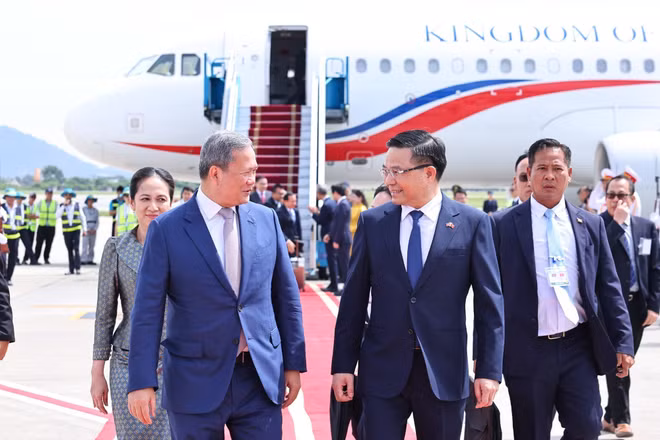 Bộ trưởng Bộ Công Thương Lê Mạnh Hùng đón Thủ tướng Campuchia Samdech Moha Borvor Thipadei Hun Manet tại sân bay quốc tế Nội Bài (Hà Nội). Ảnh: TTXVN