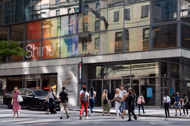 Người dân di chuyển trên đường phố tại New York, Mỹ. (Ảnh: TTXVN)