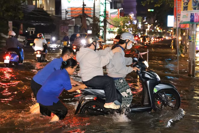 Triều cường tại Cần Thơ tháng 10/2025. Ảnh: TTXVN