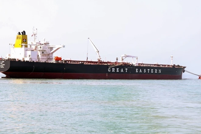 Tàu chở dầu thô cập cảng Mundra, Ấn Độ ngày 18/3/2026, sau khi di chuyển qua eo biển Hormuz. Ảnh: ANI/TTXVN