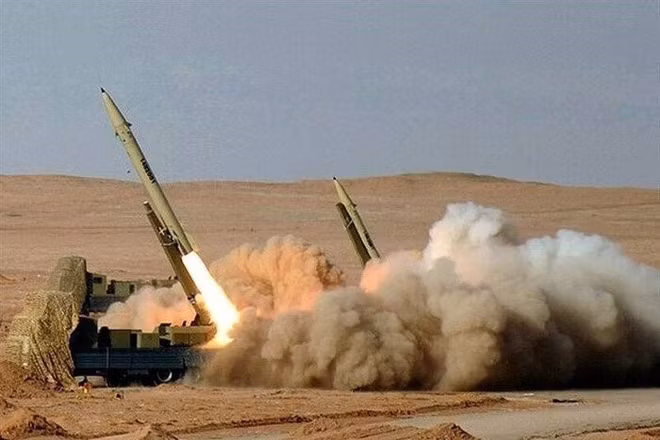 Lực lượng Vệ binh Cách mạng Hồi giáo Iran tập trận bắn tên lửa và tấn công bằng thiết bị bay không người lái. Ảnh: IRNA/TTXVN