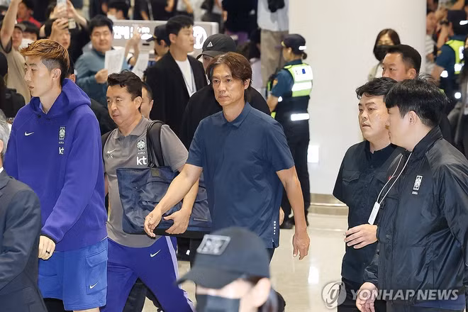 Huấn luyện viên Hong Myung-bo bị la ó khi về nước. Ảnh: Yonhap.