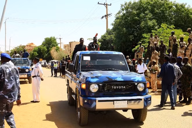 Cảnh sát có vũ trang làm nhiệm vụ tại khu vực do Lực lượng quân đội Sudan kiểm soát ở Omdurman, Khartoum. Ảnh: THX/TTXVN