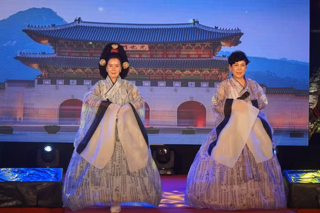 Trình diễn hanbok tại ngày hội văn hóa Hàn Quốc tại Huế. Ảnh: TTXVN