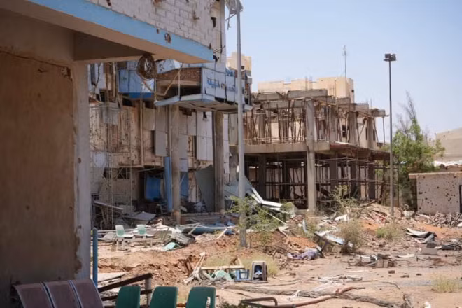Hiện trường đổ nát tại bệnh viện Khartoum sau xung đột giữa Quân đội Sudan và Lực lượng Hỗ trợ Nhanh (RSF) bán quân sự ở Khartoum, Sudan. Ảnh: THX/TTXVN