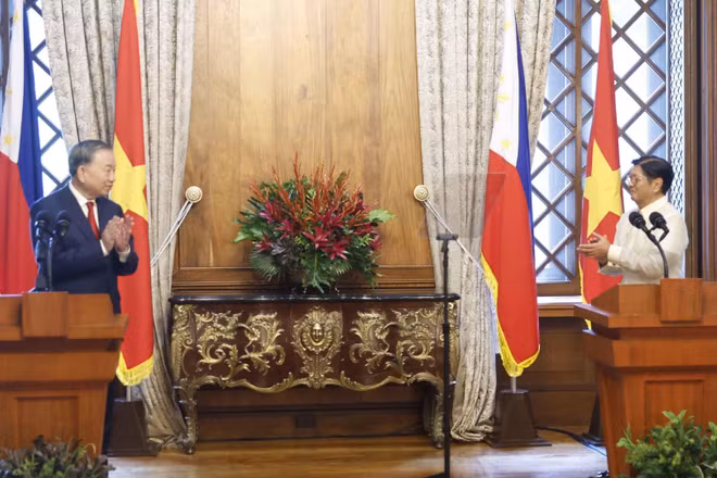 Tổng thống Philippines Ferdinand Romualdez Marcos Jr. đón Tổng Bí thư, Chủ tịch nước Tô Lâm. (Ảnh: TTXVN)