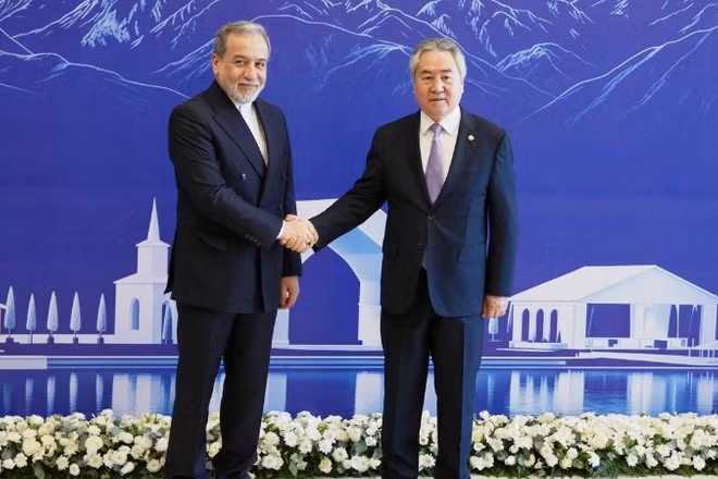 Ngoại trưởng Iran Abbas Araghchi (trái) tham dự cuộc họp Hội đồng Ngoại trưởng Tổ chức Hợp tác Thượng Hải (SCO) tại Kyrgyzstan. Ảnh: SCO.