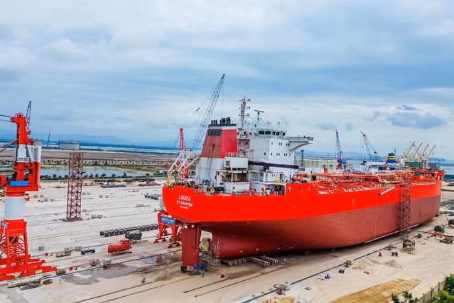 Tàu biển trong khu vực dry Dock tại nhà máy, nơi các hạng mục sửa chữa thân vỏ, kiểm tra kỹ thuật, bảo dưỡng và hoàn thiện trước khi tàu trở lại khai thác được triển khai đồng thời.
