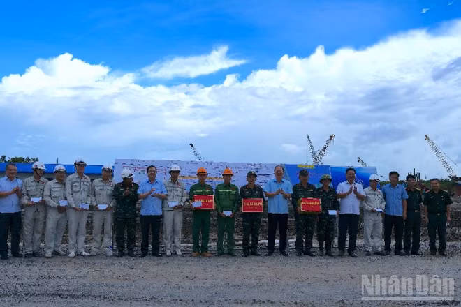 Lãnh đạo Tỉnh ủy và Ủy ban nhân dân tỉnh Cà Mau tặng quà động viên lực lượng thi công tại chuyến kiểm tra.