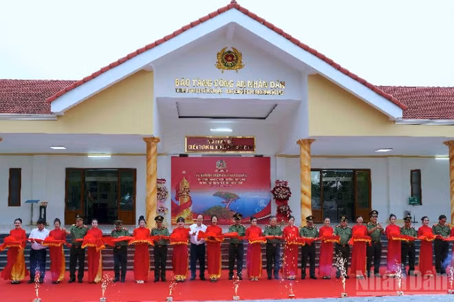 Lãnh đạo tỉnh Cà Mau và Bộ Công an thực hiện nghi thức khánh thành công trình nâng cấp Khu di tích lịch sử Hòn Đá Bạc.