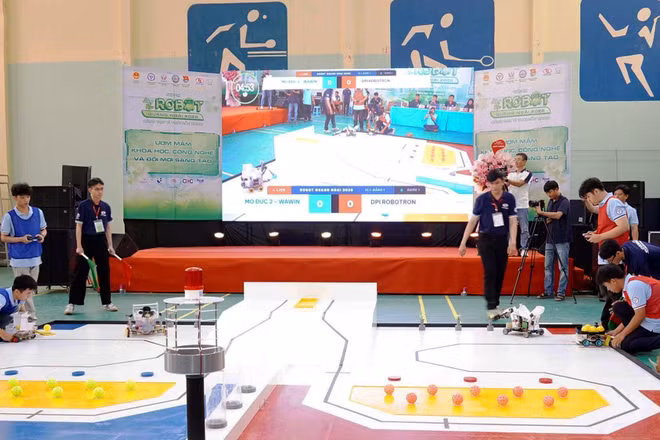 Một phiên thi đấu tại Cuộc thi Sáng tạo Robot Quảng Ngãi lần IV. Ảnh: Ái Kiều