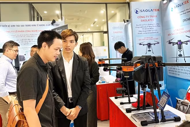 Trưng bày, trình diễn công nghệ UAV tại sự kiện.