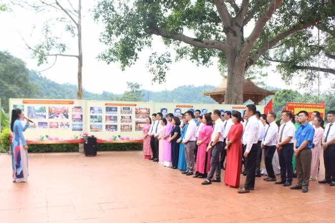 Thuyết minh viên của Bảo tàng tỉnh giới thiệu nội dung triển lãm đến cán bộ, đảng viên, quần chúng nhân dân.