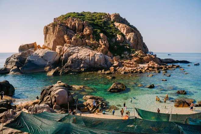 Khung cảnh tại Hòn Rùa, Vĩnh Hy.
