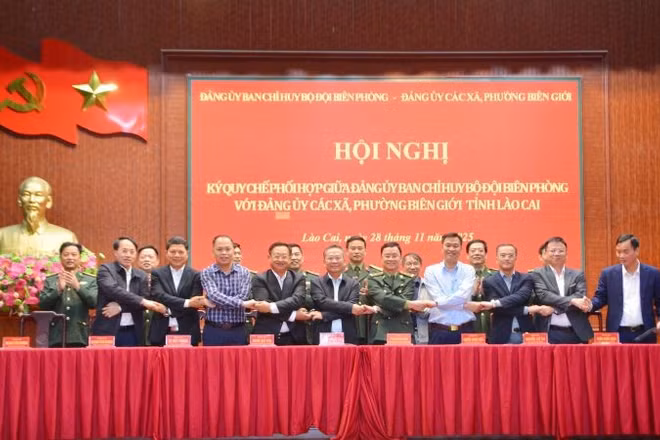 Đại biểu 9 xã, phường Biên giới bắt tay ký kết quy chế thành công.