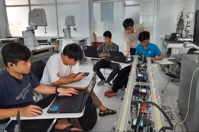 Đào tạo nhân lực tự động hóa tại Trung tâm Đào tạo Khu Công nghệ cao (Khu Công nghệ cao Thành phố Hồ Chí Minh).