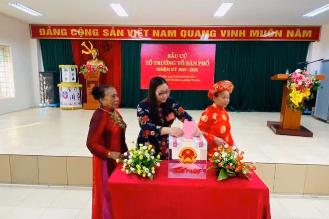 Bầu Tổ trưởng dân phố nhiệm kỳ 2025-2028 tại Tổ dân phố 13 Mỹ Đình 1, phường Từ Liêm, Hà Nội. (Ảnh: CTV)