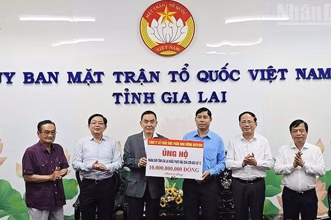Đại diện Ban lãnh đạo Nutifood trao 10 tỷ đồng ủng hộ người dân bị thiệt hại do bão số 13 tại Gia Lai.