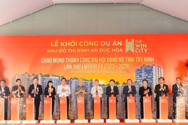 Lãnh đạo, nguyên lãnh đạo tỉnh qua các thời kỳ ấn nút khởi công khu đô thị nhà ở 9.200 tỷ đồng.