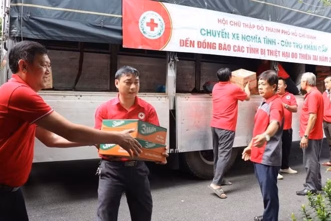 Cán bộ Hội Chữ thập đỏ Thành phố Hồ Chí Minh bốc xếp lương thực và nhu yếu phẩm lên xe ủng hộ đồng bào bị thiên tai, bão lũ tại thành phố Huế. 