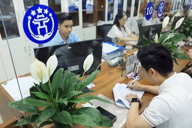 Trung tâm phục vụ hành chính công thành phố Hà Nội giải quyết thủ tục hành chính cho người dân.