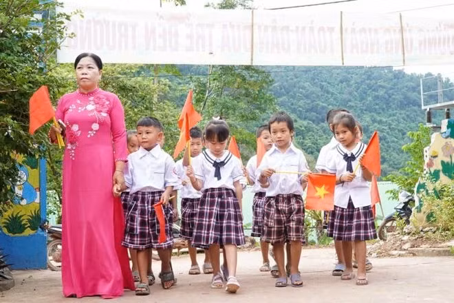 Các em học sinh Trường phổ thông dân tộc bán trú tiểu học Mỹ Lý 2 háo hức ngày tựu trường.