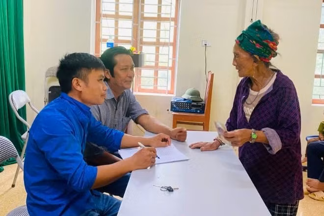 Người dân xã Mường Típ vui mừng khi nhận được quà Quốc Khánh.