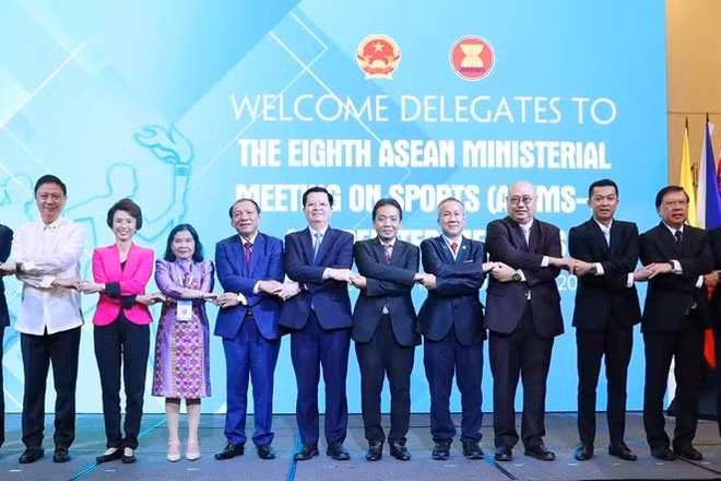 Các đại biểu chụp ảnh kỷ niệm tại Hội nghị AMMS 8 ngày 16/10.