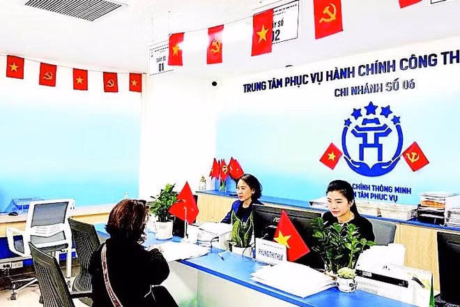 Người dân đến làm thủ tục hành chính tại Trung tâm Phục vụ hành chính công thành phố, Chi nhánh số 06.