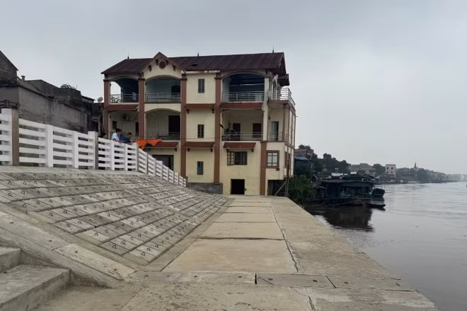 Kiên cố hóa đê kè, bảo đảm an toàn trong mùa mưa lũ.