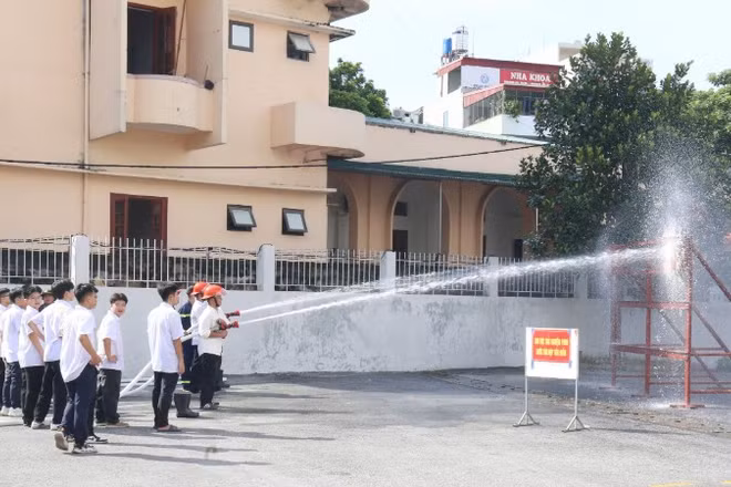 Các em học sinh thực hành phun nước tiêu điểm.