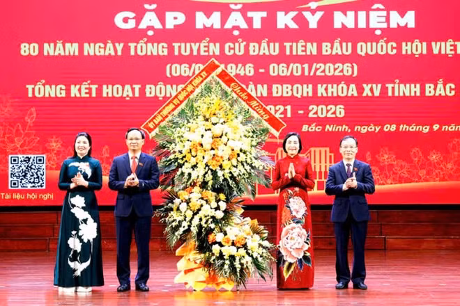 Phó Chủ tịch Quốc hội Nguyễn Thị Thanh tặng hoa chúc mừng tại lễ kỷ niệm.
