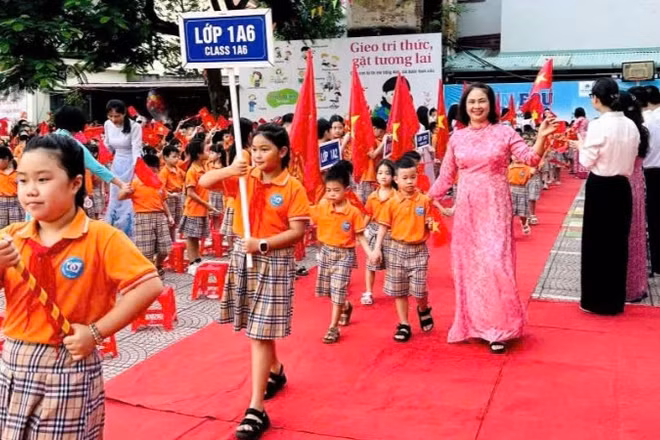 Chào đón học sinh lớp 1 tại Trường tiểu học Ninh Xá, Bắc Ninh.