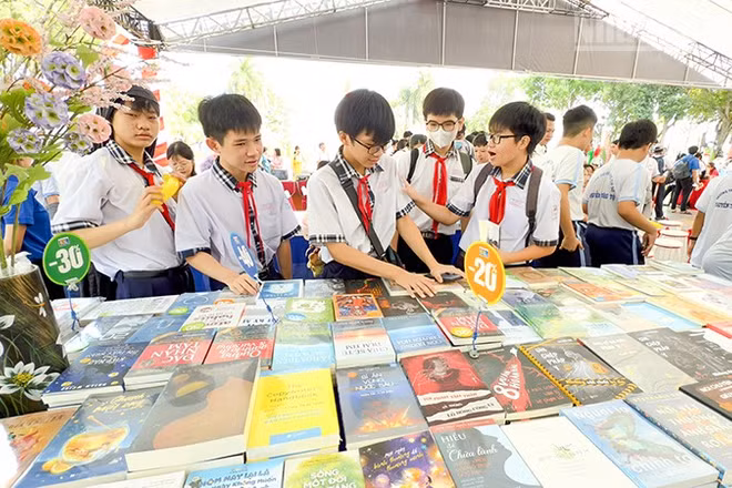 Học sinh tham gia ngày sách. 