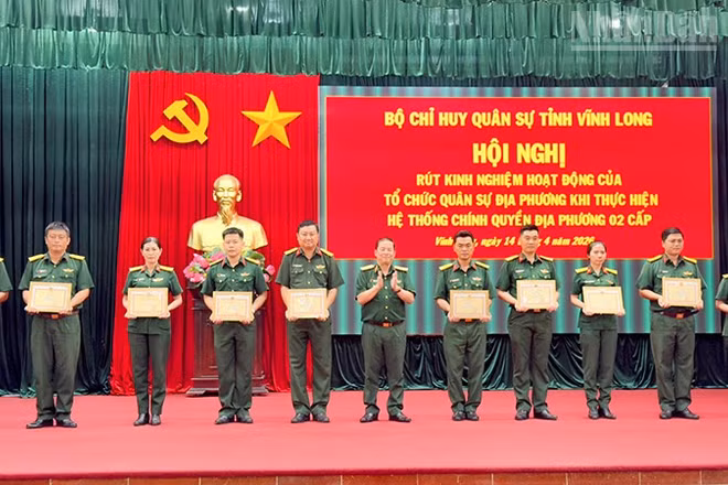 Thiếu tướng Trần Minh Trang, Chỉ huy trưởng Bộ Chỉ huy Quân sự tỉnh Vĩnh Long trao Giấy khen. 