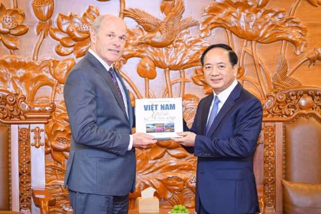 Đồng chí Trịnh Văn Quyết trao quà lưu niệm tặng Đại sứ Canada tại Việt Nam. (Ảnh: BẢO LONG)