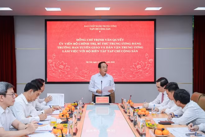 Đồng chí Trịnh Văn Quyết, Ủy viên Bộ Chính trị, Bí thư Trung ương Đảng, Trưởng ban Tuyên giáo và Dân vận Trung ương chủ trì làm việc với Bộ Biên tập Tạp chí Cộng sản. (Ảnh: BẢO LONG)