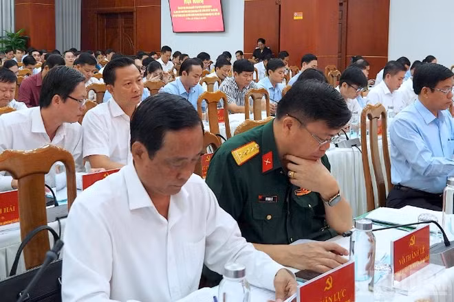 Đại biểu tham dự hội nghị tổng kết 8 năm thực hiện Nghị quyết số 18-NQ/TW của Ban Chấp hành Trung ương.