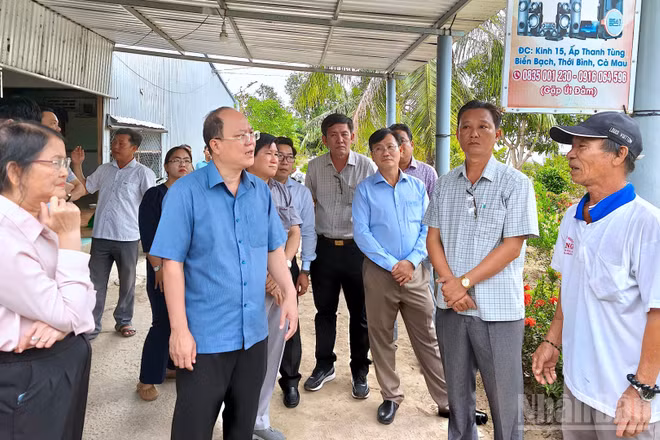 Bí thư Tỉnh ủy Cà Mau Nguyễn Hồ Hải thị sát thực tế ở cơ sở, lắng nghe nguyện vọng của người dân vùng thiếu nước sử dụng trong sinh hoạt ở xã Tân Bằng. 