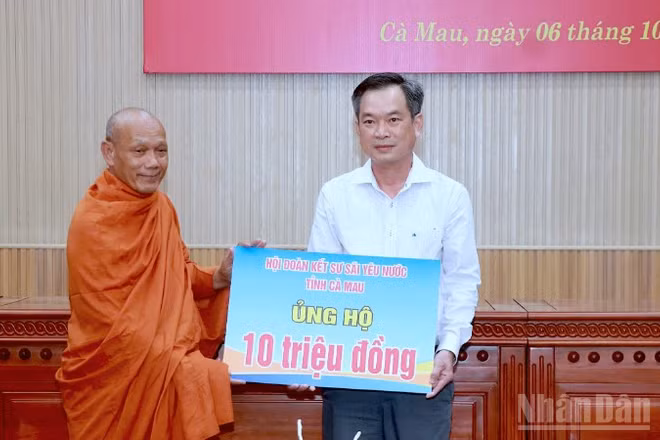 Đại diện Hội Đoàn kết sư sãi yêu nước tỉnh Cà Mau trao tượng trưng ủng hộ tại lễ quyên góp. 