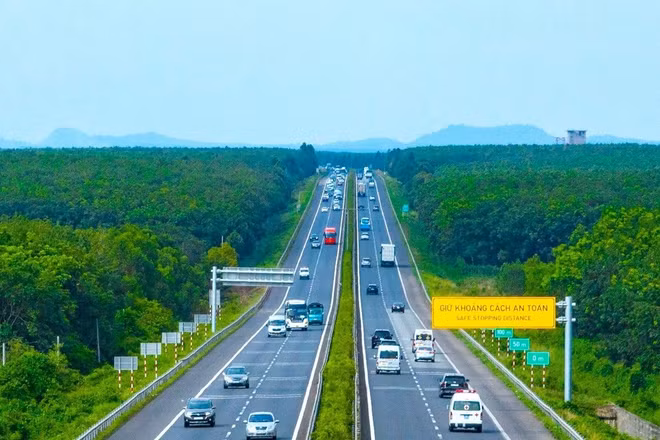 Đầu tư công tiếp tục được xác định là lực đỡ quan trọng góp phần khai mở dư địa tăng trưởng kinh tế năm 2026 và những năm tiếp theo. (Trong ảnh: Cao tốc Thành phố Hồ Chí Minh-Long Thành-Dầu Giây). (Ảnh Hoàng hà)