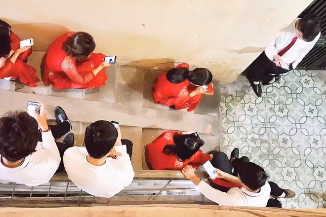 Không ít bạn trẻ lướt mạng thay vì đọc sâu. Ảnh: VĂN HỌC