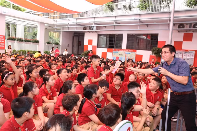 Diễn giả Nguyễn Quốc Vương trong một lần chia sẻ về văn hóa đọc với các em học sinh. Ảnh: NVCC