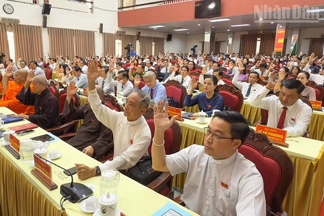 Đại biểu biểu quyết thông qua nghị quyết. 