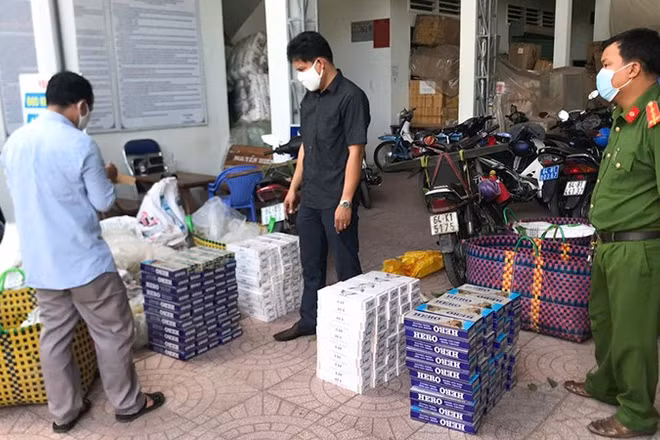 Lực lượng chức năng Vĩnh Long tăng cường bắt các vụ buôn bán thuốc lá nhập lậu. 