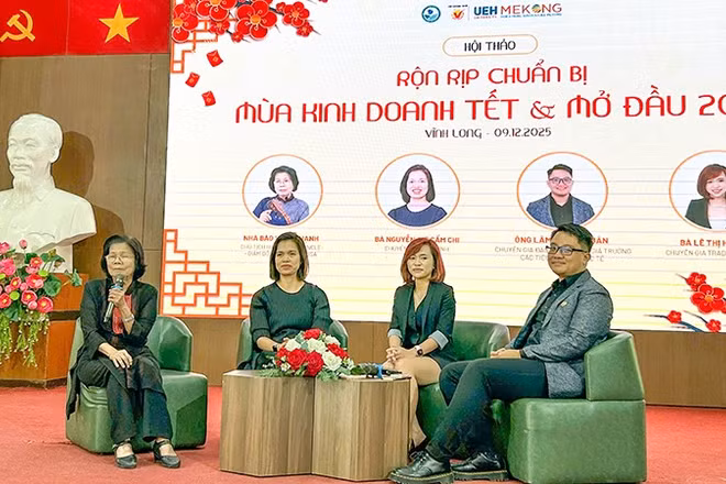 Các chuyên gia trao đổi thông tin về hàng hóa chuẩn bị Tết. 